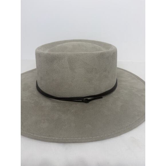De La Rosa Tulum Hat features a soft, light-colored suede finish and a gold pin. main image 5